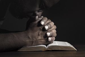 hakuna mtu anenaye katika Roho wa Mungu, kusema, Yesu amelaaniwa; wala hawezi mtu kusema, Yesu ni Bwana, isipokuwa katika Roho Mtakatifu